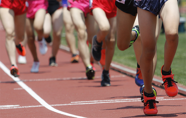 女子陸上選手がランニングしている脚部分の画像