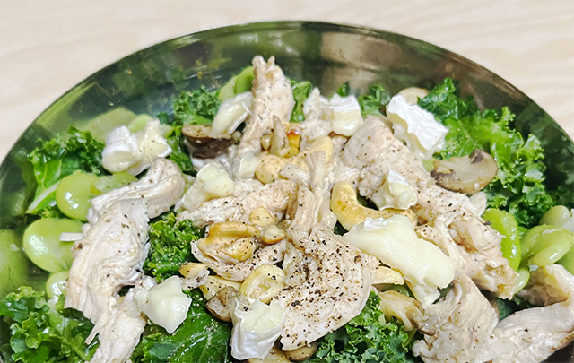 豆やケール、鶏の胸肉を使ったタンパク質豊富なサラダの画像