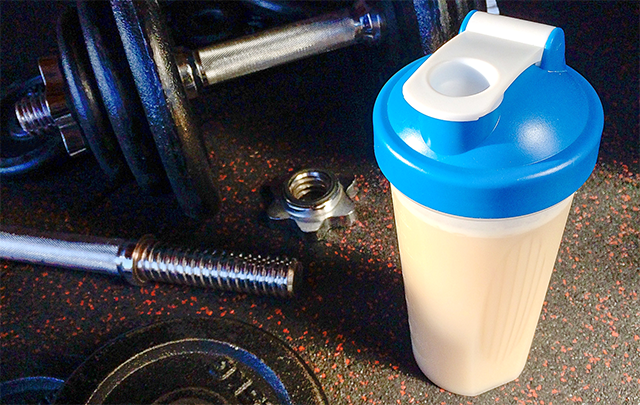 プロテインパウダーをカクテルされた専用カップの画像