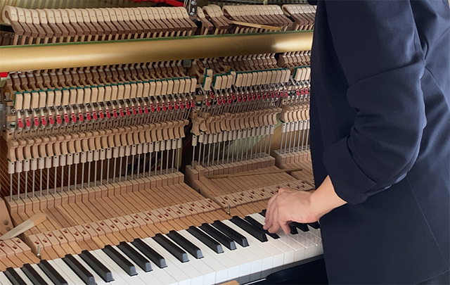 ピアノを調律している風景の画像