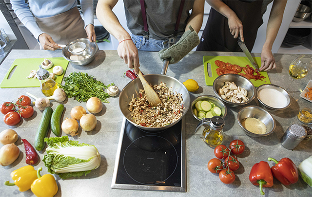 料理教室で調理している手元と調理しているさまざまな食材の画像