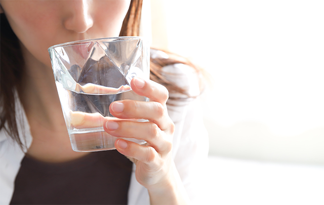 水を飲む女性の手元の画像