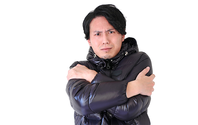 寒そうに震える中年男性の画像