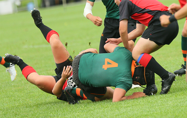 ラグビーの試合中にタッk流された瞬間の画像