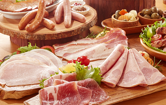 加工食品が並ぶテーブルの画像