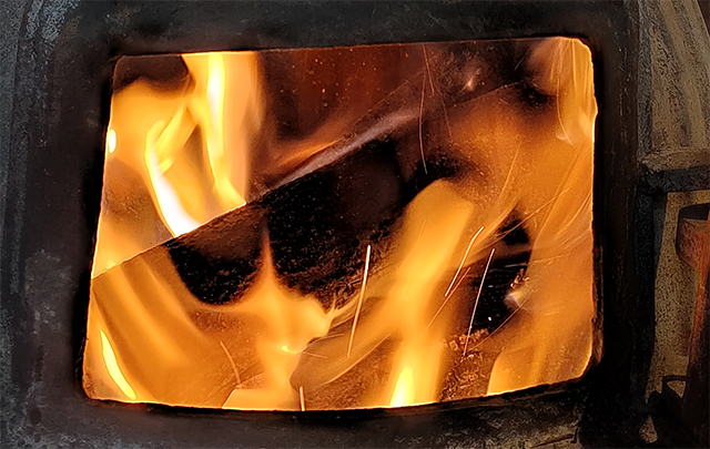 ストーブの炎が立ち上がる画像