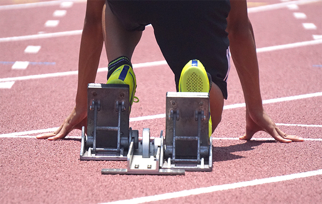 スターティングのセットアップを終え、スタートダッシュ直前の緊張した一瞬の画像