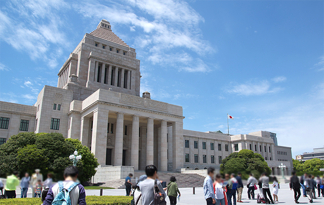 青空を背景にした国会議事堂の画像