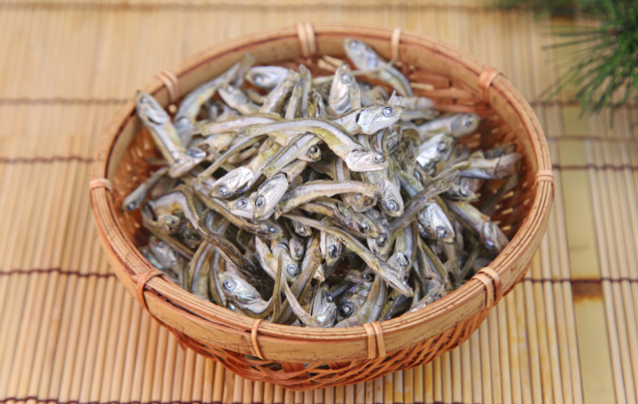 山盛りの煮干しが入ったカゴの画像