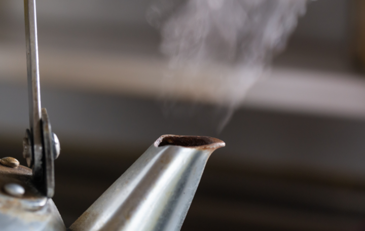 やかんの口から噴き出す湯気の画像