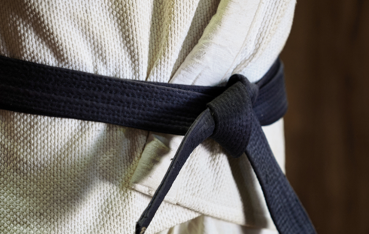 柔道着の黒帯の部分をクローズアップした画像