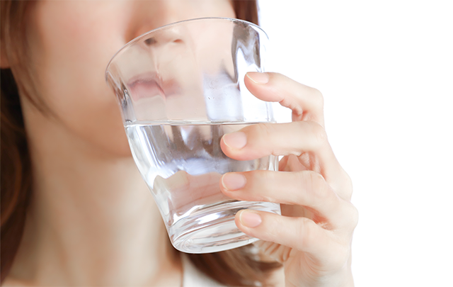 水を飲む女性の画像