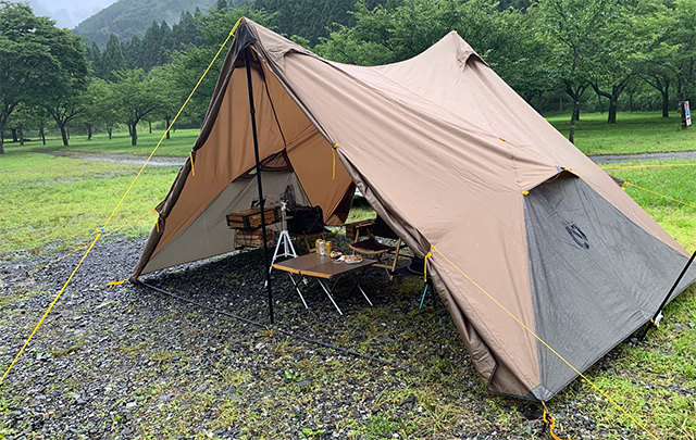 森の空き地に設置されたひと張りのテントの画像