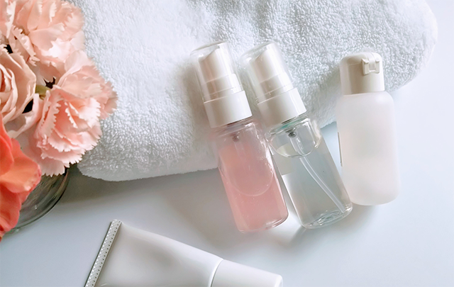 テーブルに広げられた化粧品のイメージ画像