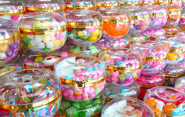 色とりどりに色付けされた駄菓子が収められたケースの画像