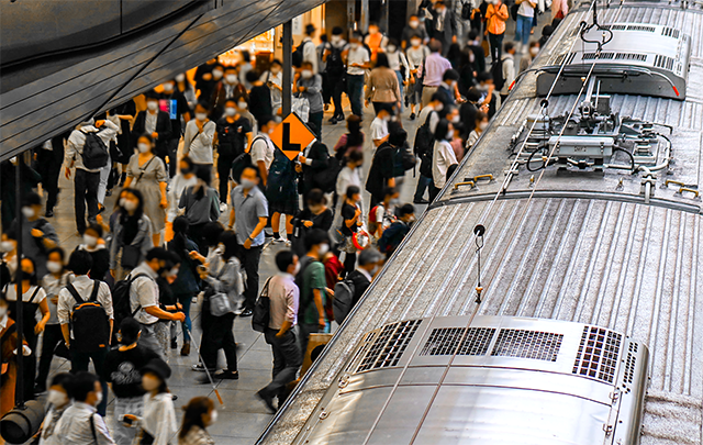 乗客でえ混雑で混乱する駅の画像