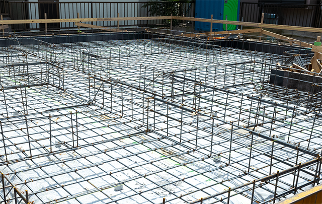 鉄筋が剥き出しにナタコンクリート床の施工途中の画像