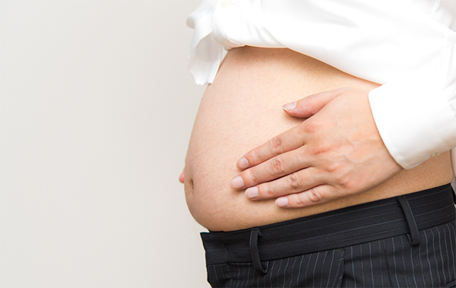 アタボのお腹を抱える男性の画像