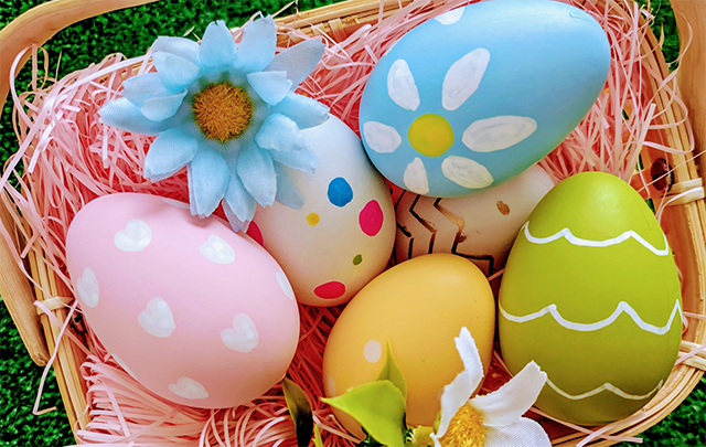 春先に幸せを呼ぶイースタ（生誕祭）でカラフルに彩られた数個の卵の画像