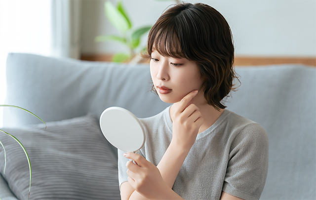 顔の肌に悩むわき女性の画像