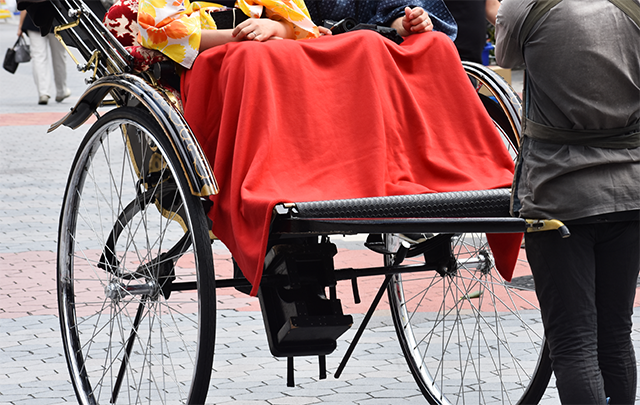 人力車の車体を支える２輪のアップ画像