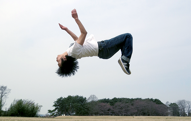 バク転する若い男性の画像