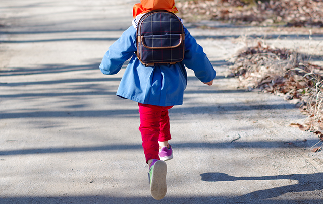 スキップしながら帰る幼稚園に通う少女の画像