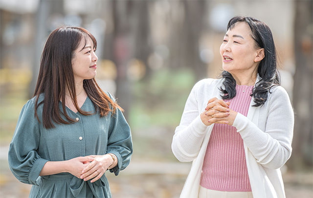 親しげにコミュニケーションする２人の女性の画像