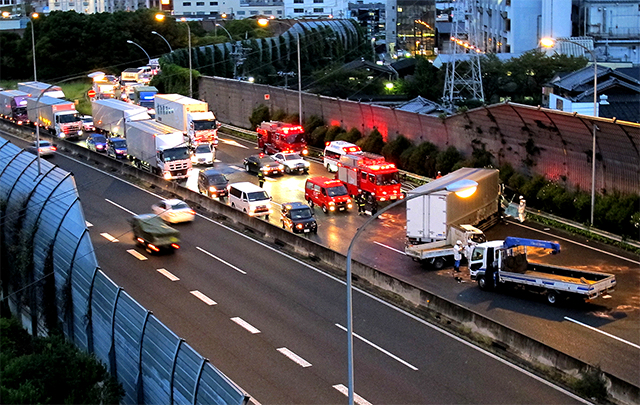 事故で渋滞になっている高速道路の画像