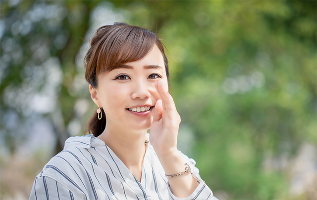 声に出して呼びかけている若い女性の画像