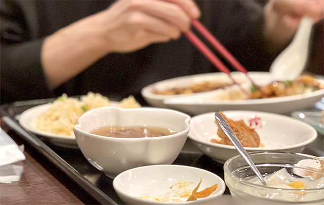 たっぷりの食事を食べているフッ軽の画像